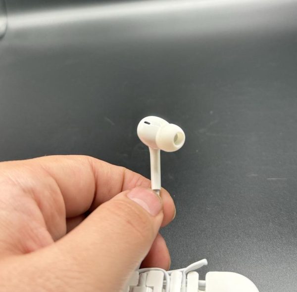 Apple Wired Earphones with Microphone – Handsfree for iPhone & Mobile Phones (Random Color, No Box)