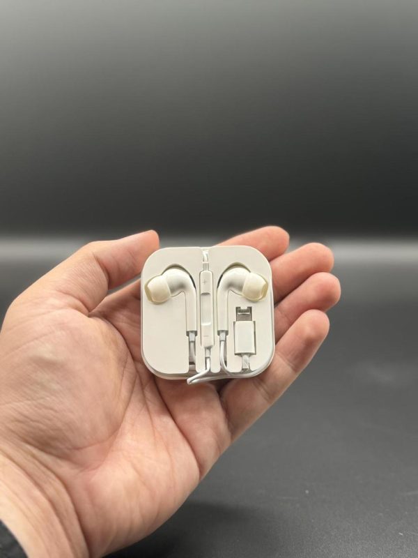 Apple Wired Earphones with Microphone – Handsfree for iPhone & Mobile Phones (Random Color, No Box)