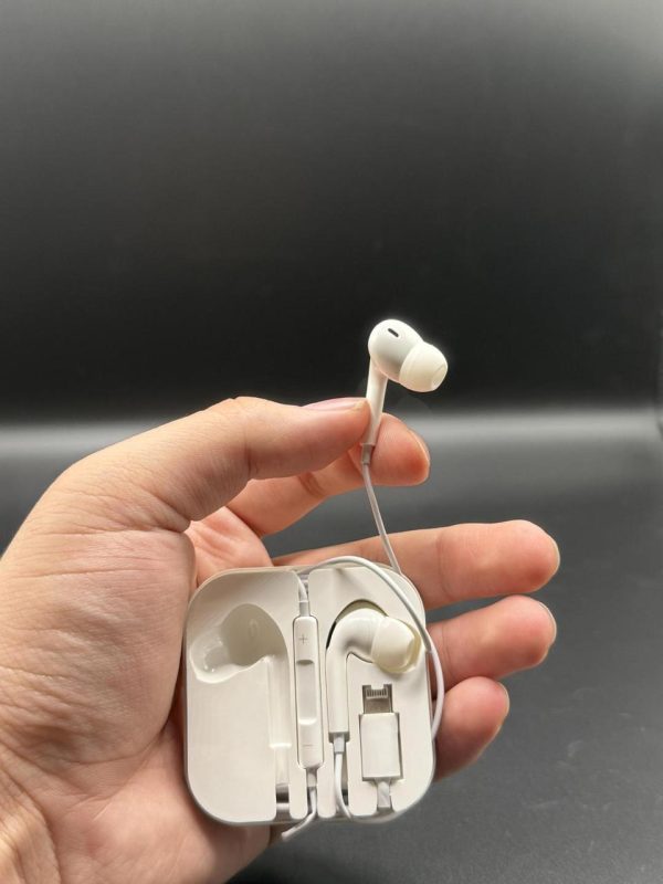 Apple Wired Earphones with Microphone – Handsfree for iPhone & Mobile Phones (Random Color, No Box)